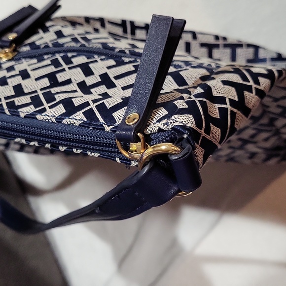 Tommy Hilfiger Purse - Picture 14 of 14